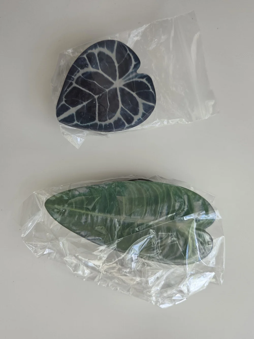 Set of 2 Leaf-Shaped Pop Sockets in Deep Green and Indigo
